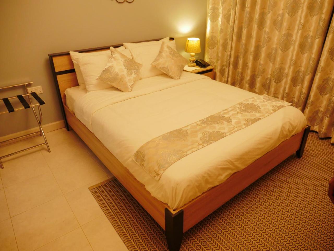 Ivory Castle Limited Hotel Кампала Екстериор снимка